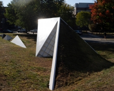 Beverly Pepper, Thel, 1975–77, painted Cor-Ten steel and grass. Purchased through the Fairchild Art Fund with a matching grant from the National Endowment for the Arts; S.977.144. Photo by Brian Wagner.