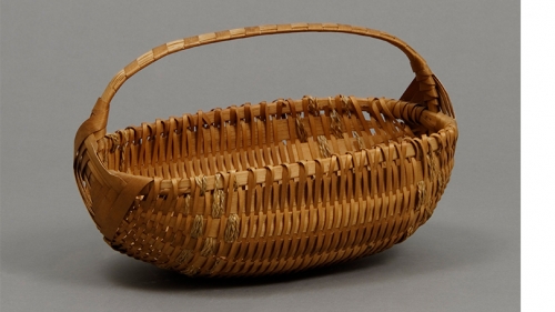 "Fancy" basket with handle made by Wampanoag basket maker Emma Mitchell Safford (1847–1932) in the early twentieth century using ash and sweetgrass.