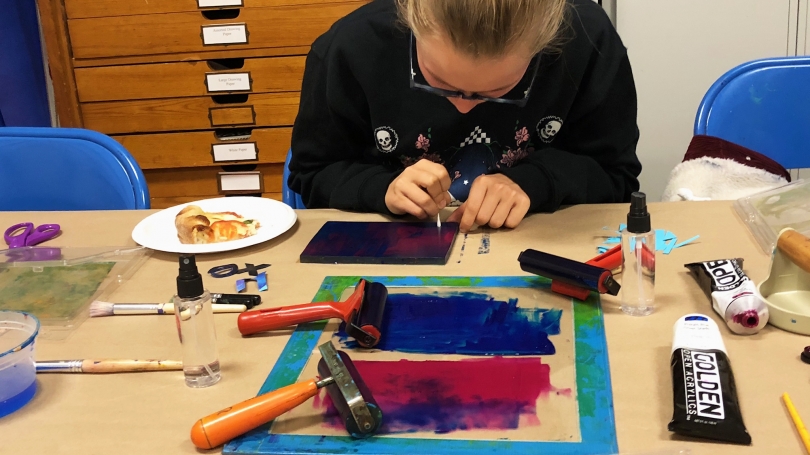 Museum Club member Sophia Swanson '23 engages in an art-making activity in the Peter Smith Studio. Photo by Hadley Detrick '22. 